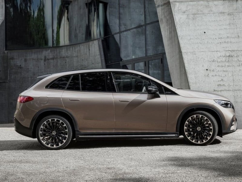 Mercedes-Benz EQE SUV nuova a Genova (9)