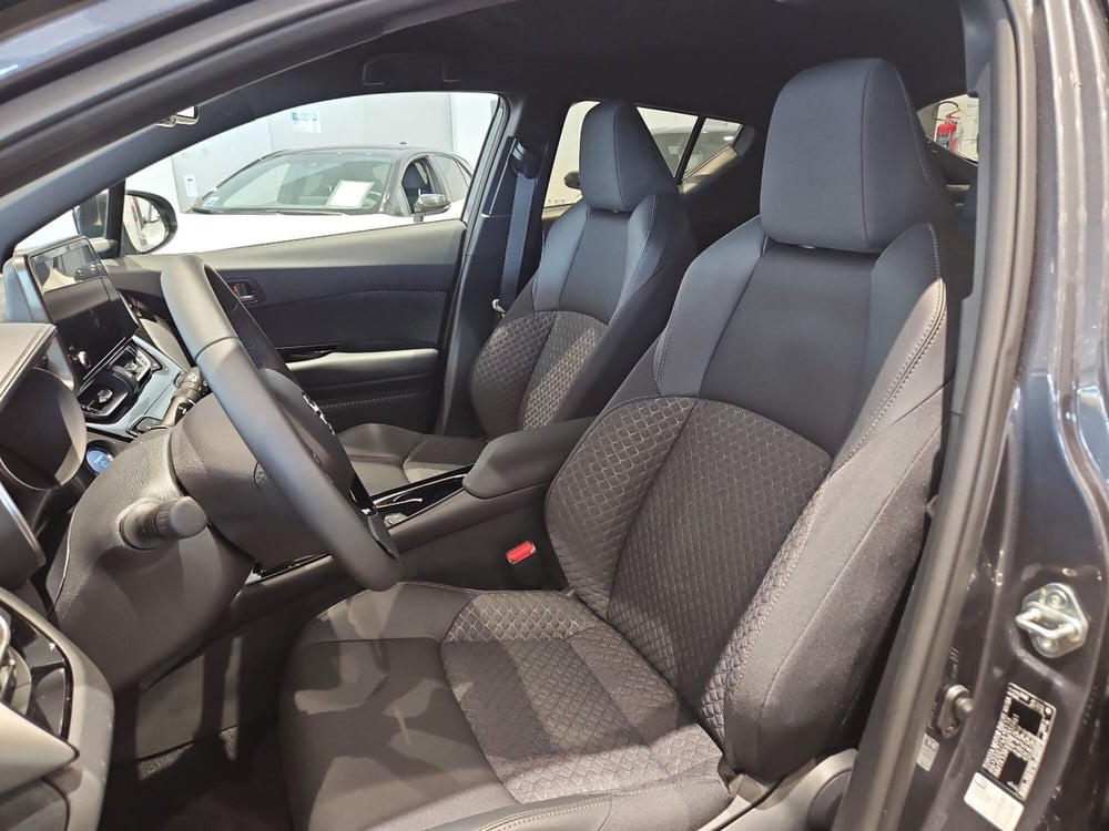 Toyota Toyota C-HR nuova a Vicenza (8)