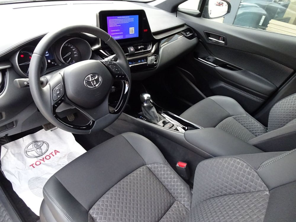 Toyota Toyota C-HR nuova a Treviso (8)