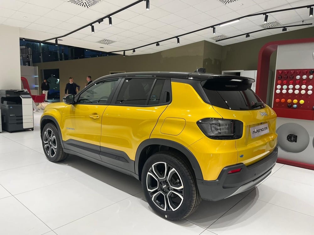 Jeep Avenger nuova a Salerno (4)
