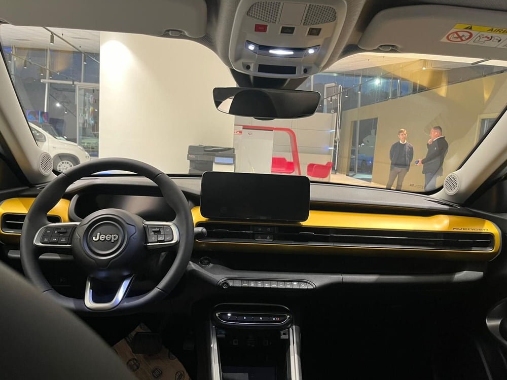 Jeep Avenger nuova a Salerno (5)