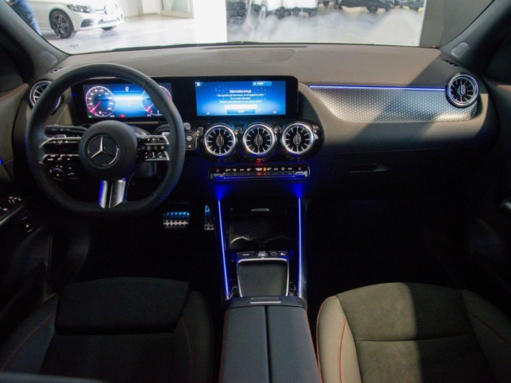 Mercedes-Benz GLA SUV nuova a Macerata (15)
