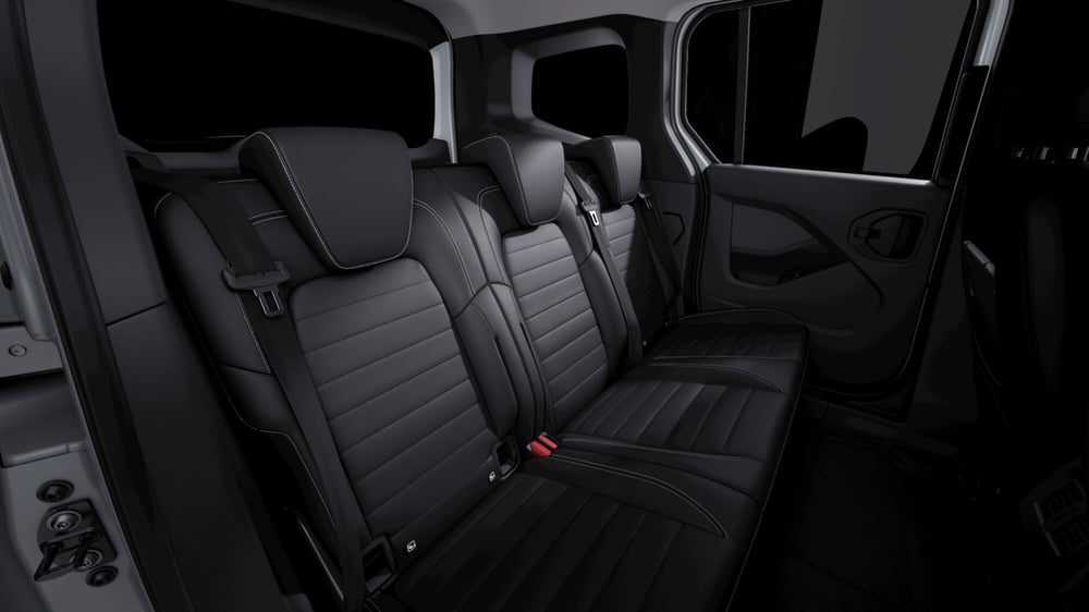 Mercedes-Benz Classe T nuova a Milano (8)