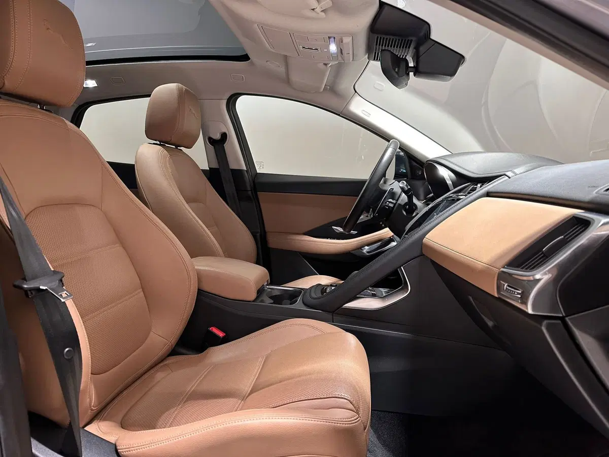 Jaguar E-Pace usata a Varese (3)