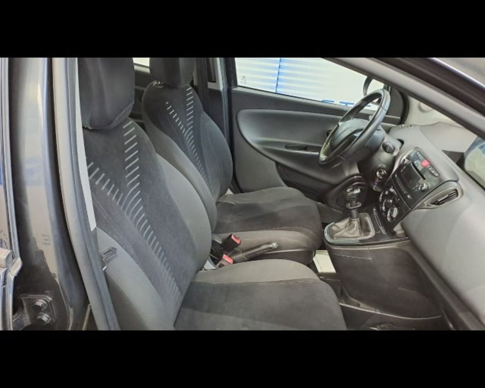 Lancia Ypsilon usata a Aosta (12)