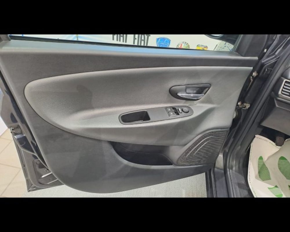 Lancia Ypsilon usata a Aosta (16)