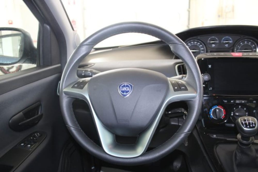 Lancia Ypsilon usata a Terni (12)