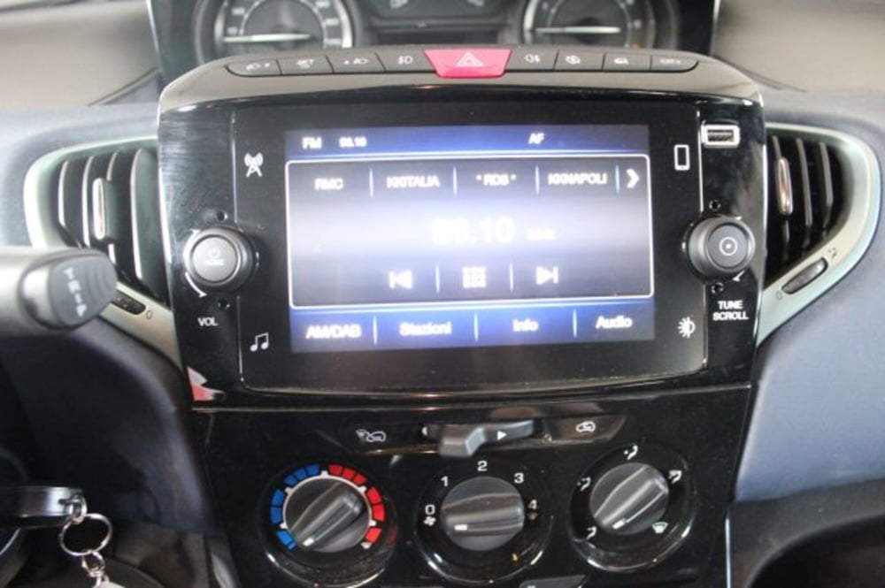 Lancia Ypsilon usata a Terni (13)