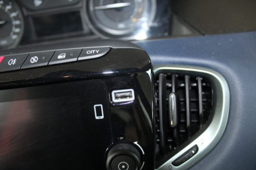 Lancia Ypsilon usata a Terni (14)