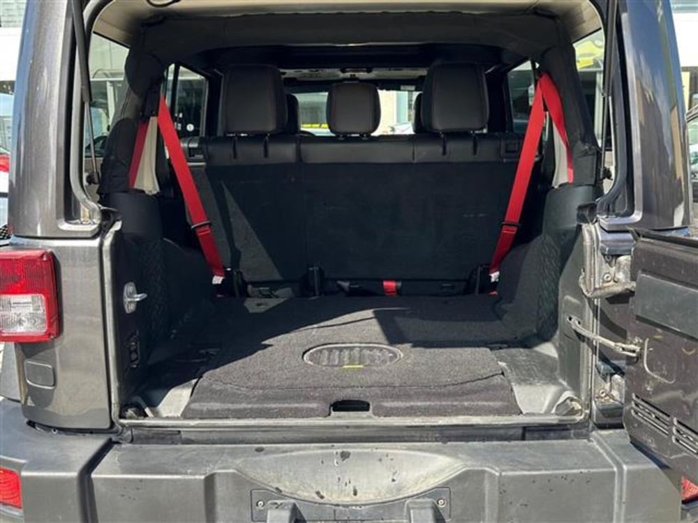 Jeep Wrangler Unlimited usata a Livorno (14)