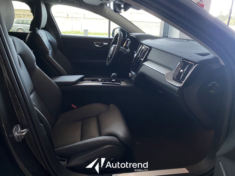 Volvo V60 nuova a Bari (8)