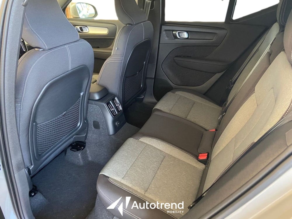 Volvo XC40 nuova a Bari (8)
