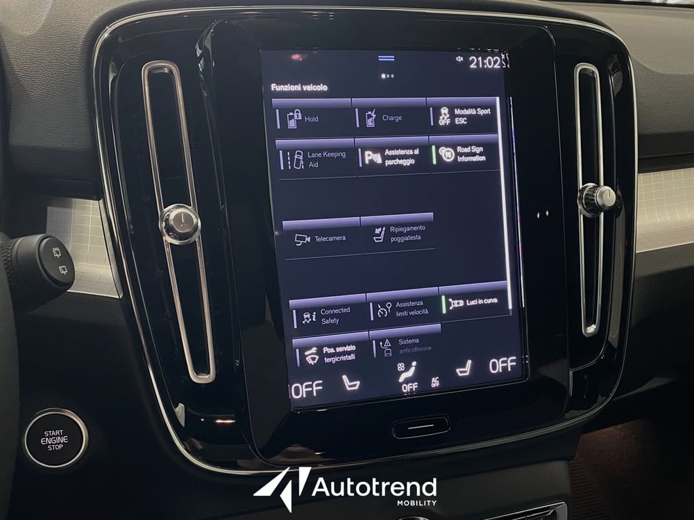 Volvo XC40 nuova a Bari (12)