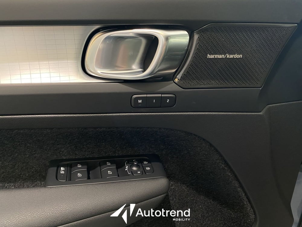 Volvo XC40 nuova a Bari (14)