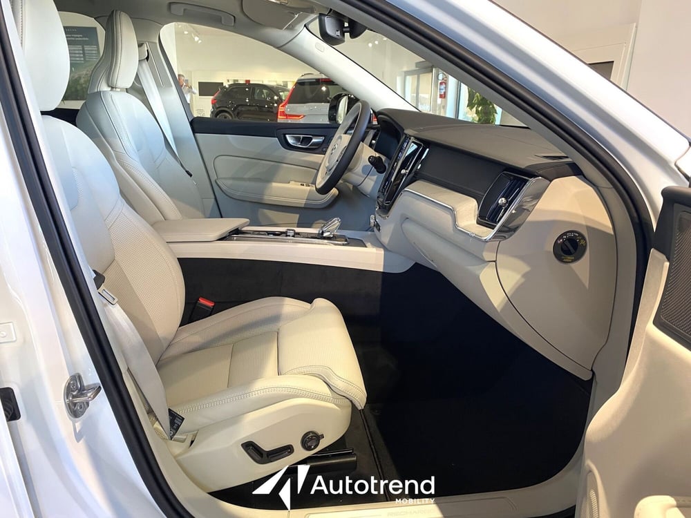 Volvo XC60 nuova a Bari (10)