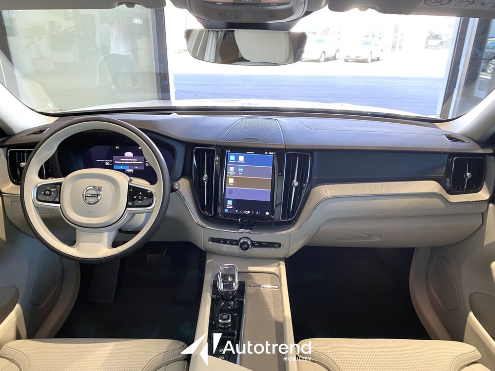 Volvo XC60 nuova a Bari (12)