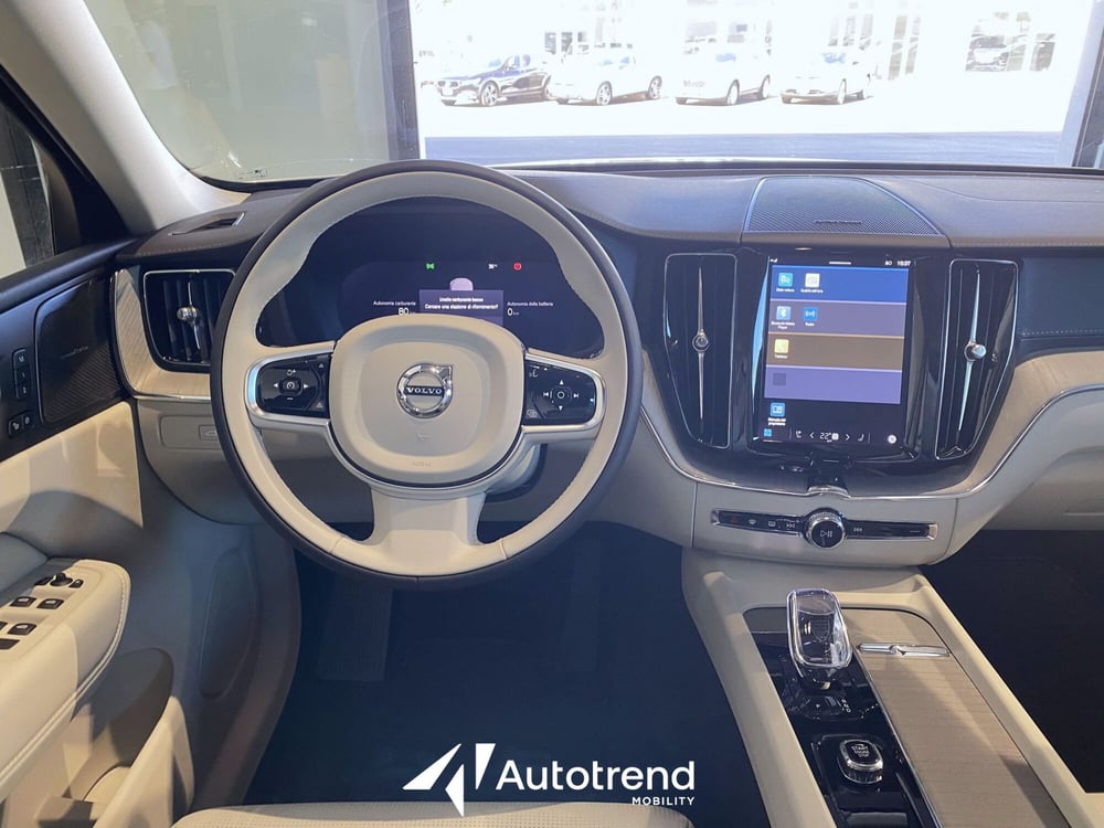 Volvo XC60 nuova a Bari (13)