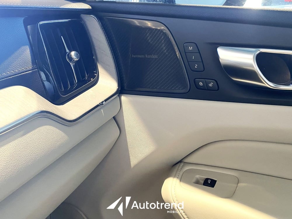 Volvo XC60 nuova a Bari (17)