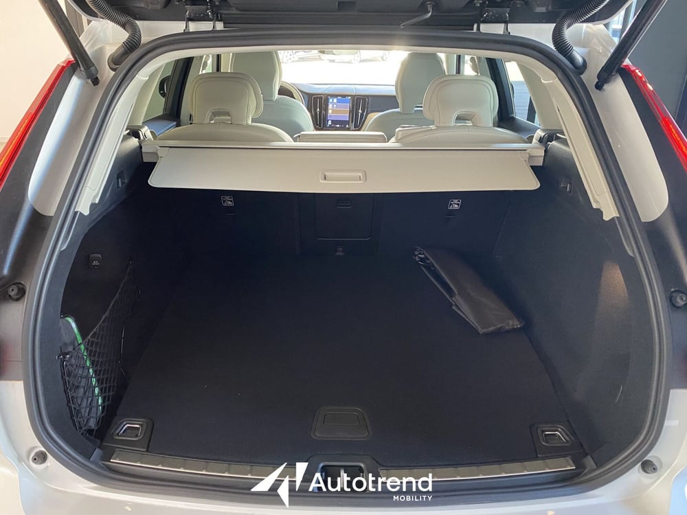 Volvo XC60 nuova a Bari (19)
