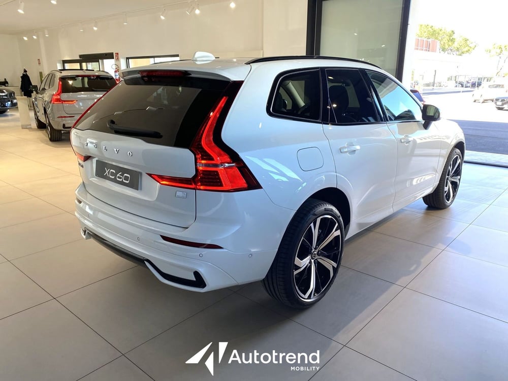 Volvo XC60 nuova a Bari (2)