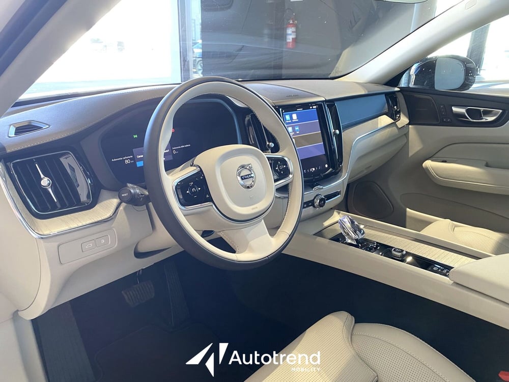 Volvo XC60 nuova a Bari (9)
