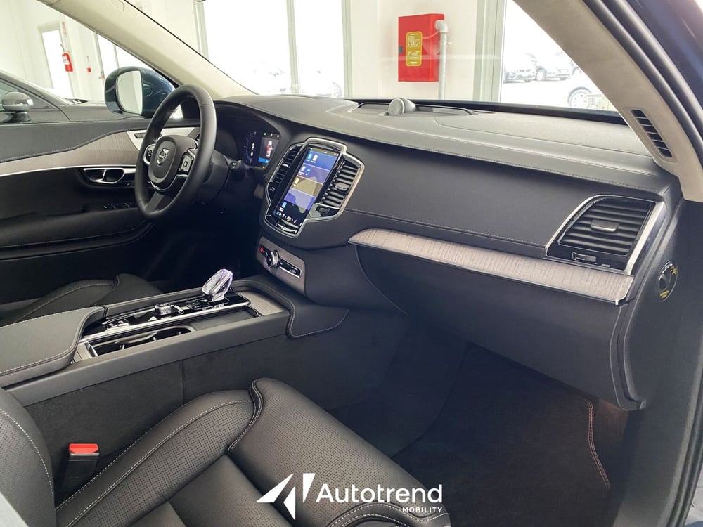 Volvo XC90 nuova a Bari (10)