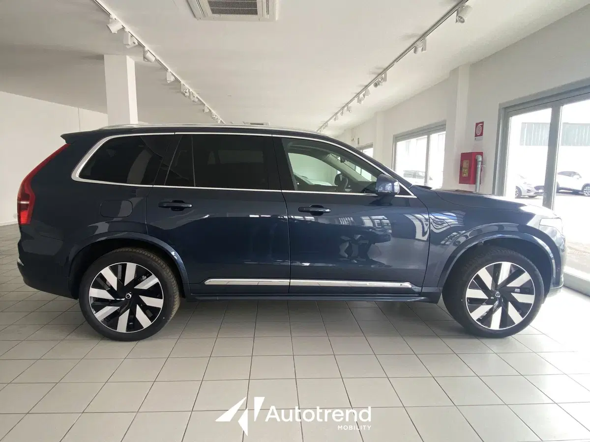 Volvo XC90 nuova a Bari (5)