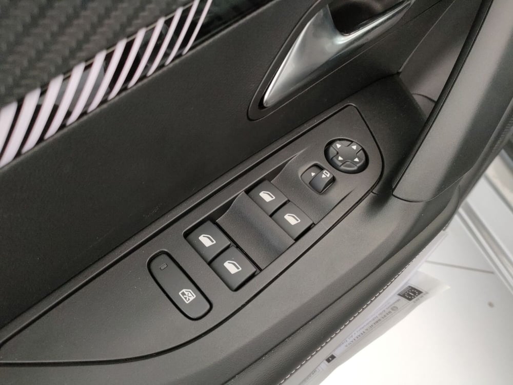 Peugeot 2008 nuova a Caserta (17)
