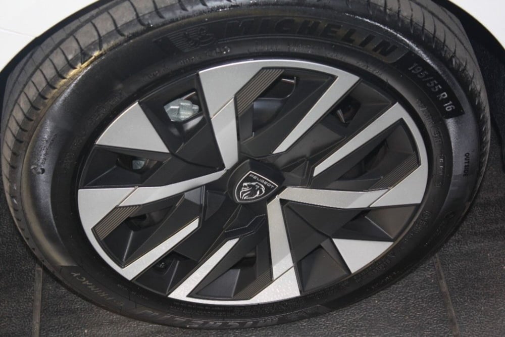 Peugeot 208 nuova a Viterbo (4)