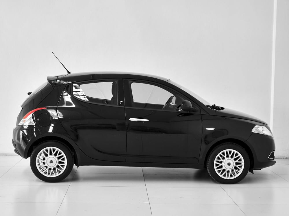 Lancia Ypsilon usata a Prato (6)