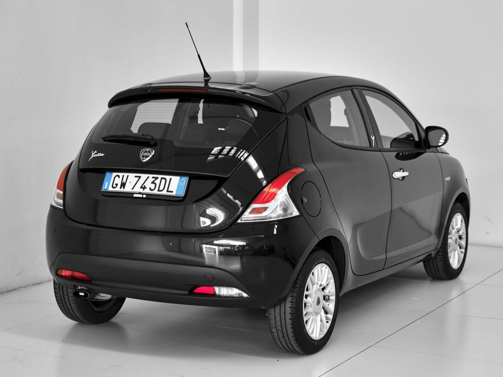 Lancia Ypsilon usata a Prato (7)