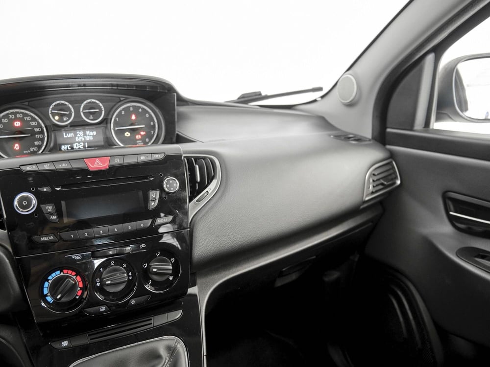 Lancia Ypsilon usata a Prato (9)
