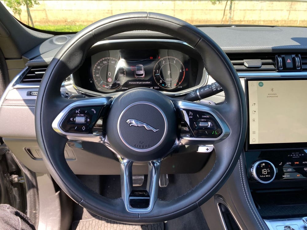 Jaguar F-Pace usata a Salerno (19)