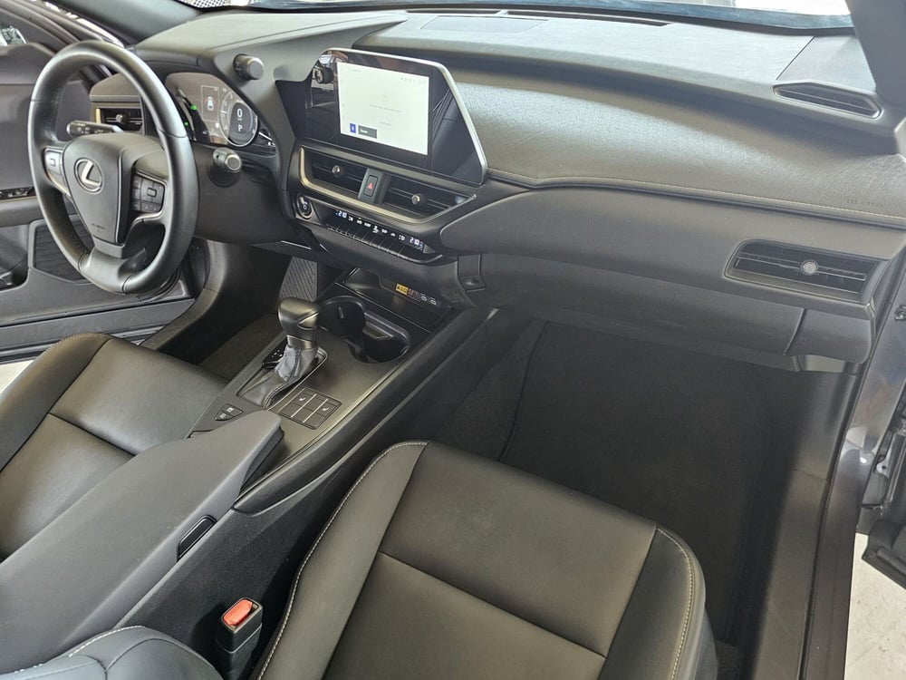 Lexus UX usata a Cremona (7)
