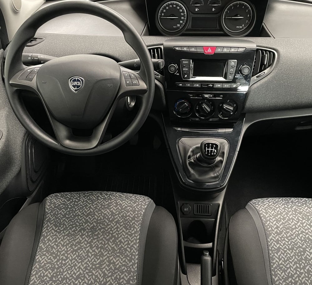 Lancia Ypsilon usata a Novara (12)
