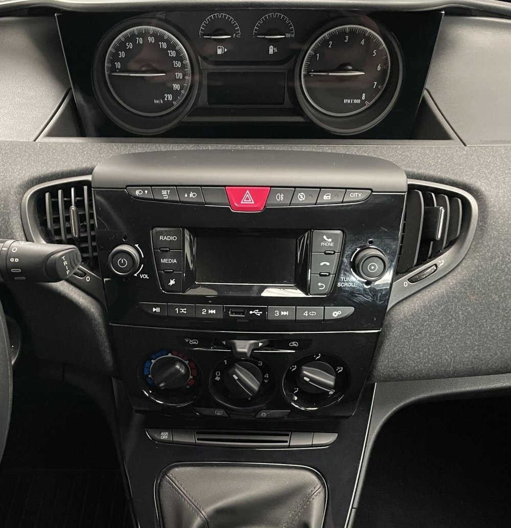 Lancia Ypsilon usata a Novara (14)