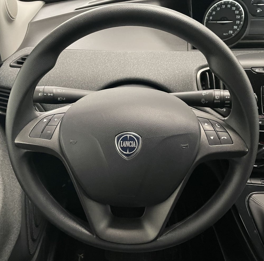 Lancia Ypsilon usata a Novara (16)