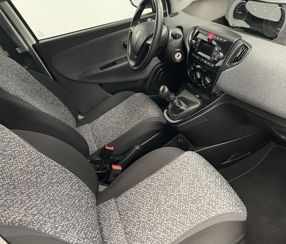 Lancia Ypsilon usata a Novara (9)