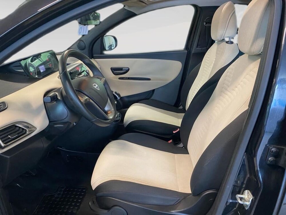 Lancia Ypsilon usata a Torino (6)