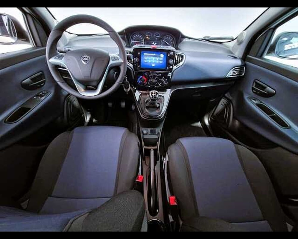 Lancia Ypsilon nuova a Milano (6)