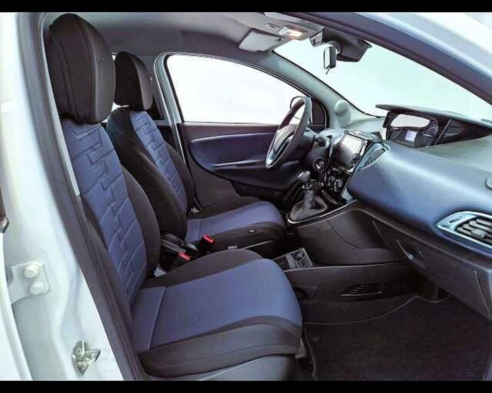 Lancia Ypsilon nuova a Milano (9)