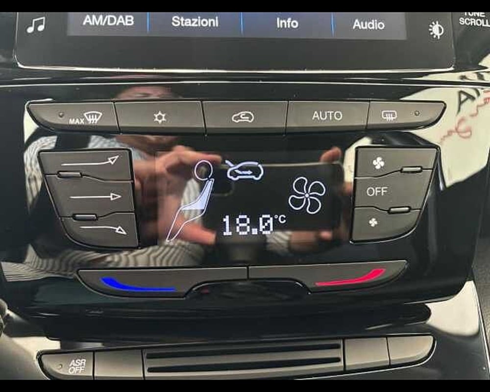 Lancia Ypsilon nuova a Milano (10)