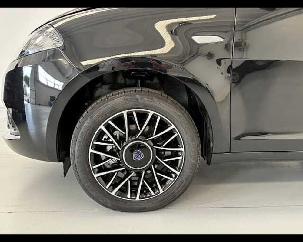 Lancia Ypsilon nuova a Milano (17)