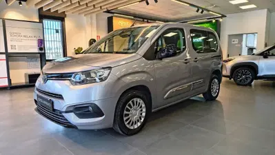 Toyota Proace City Verso City Verso 1.5D 100 CV S&amp;S Short D Executive del 2024 usata a Catanzaro