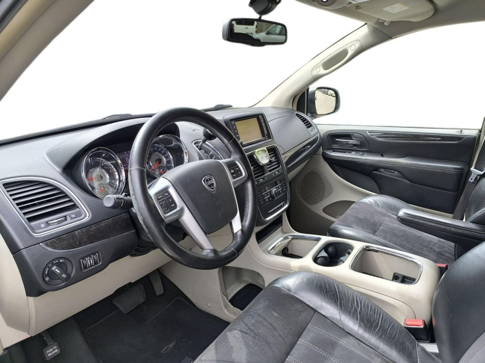 Lancia Voyager usata a Udine (10)