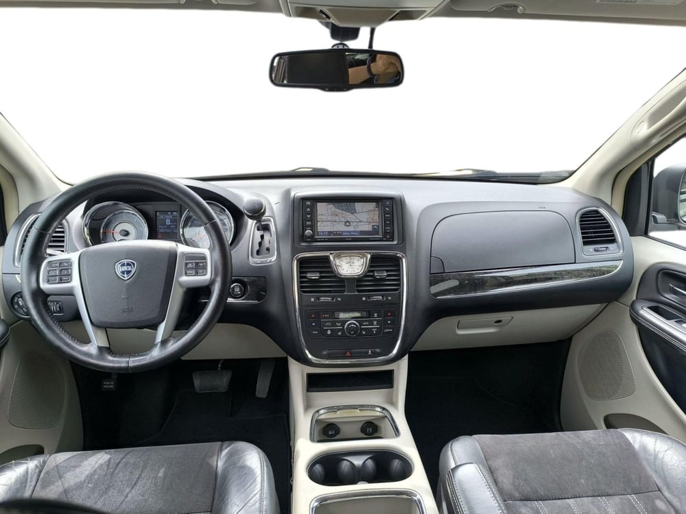 Lancia Voyager usata a Udine (11)