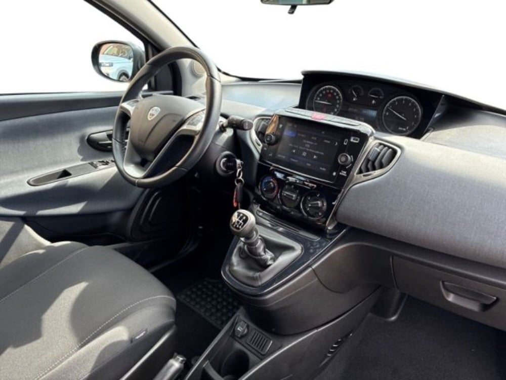 Lancia Ypsilon usata a Ancona (15)