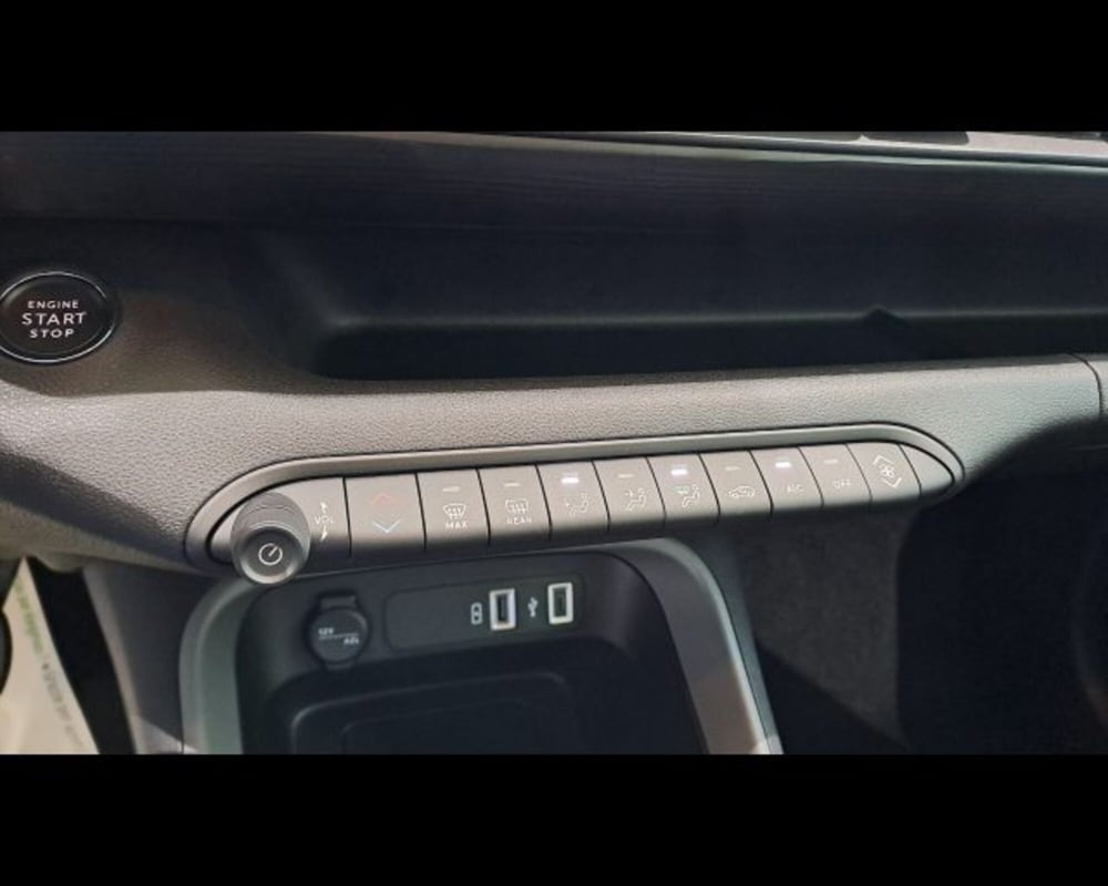 Jeep Avenger nuova a Aosta (12)