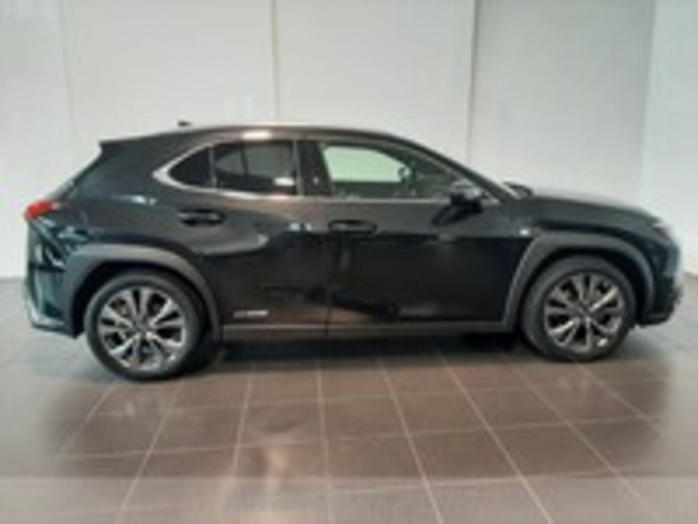 Lexus UX usata a Udine (9)