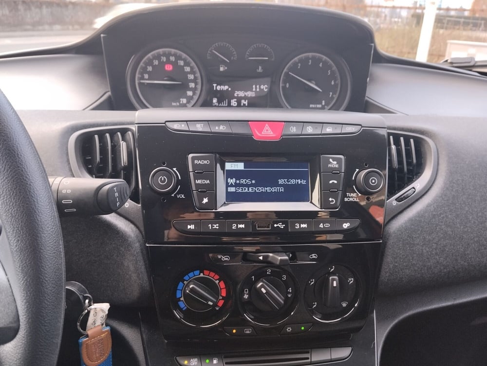 Lancia Ypsilon usata a Asti (13)